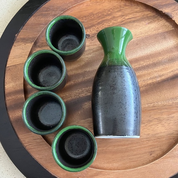 VINTAGE, JAPANESE CERAMIC sake set, carafe and 4 cups, dark grey/black and green - Picture 2 of 5